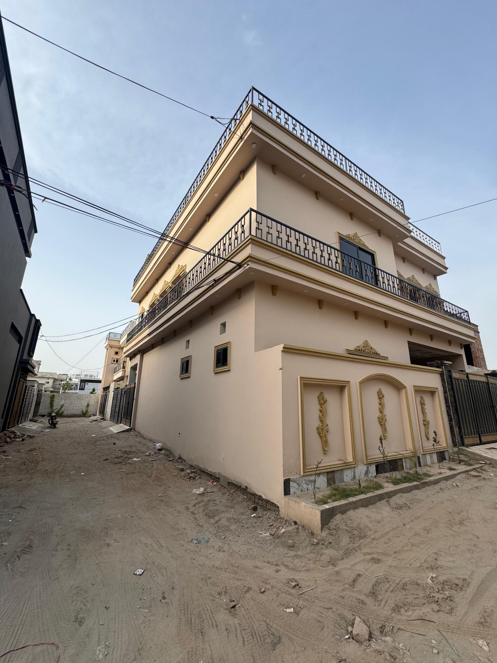 6 Marla Double Storey Corner House for Sale – Model Town T Chowk, Allama Iqbal Street, Multan in Model Town, Multan photo 2